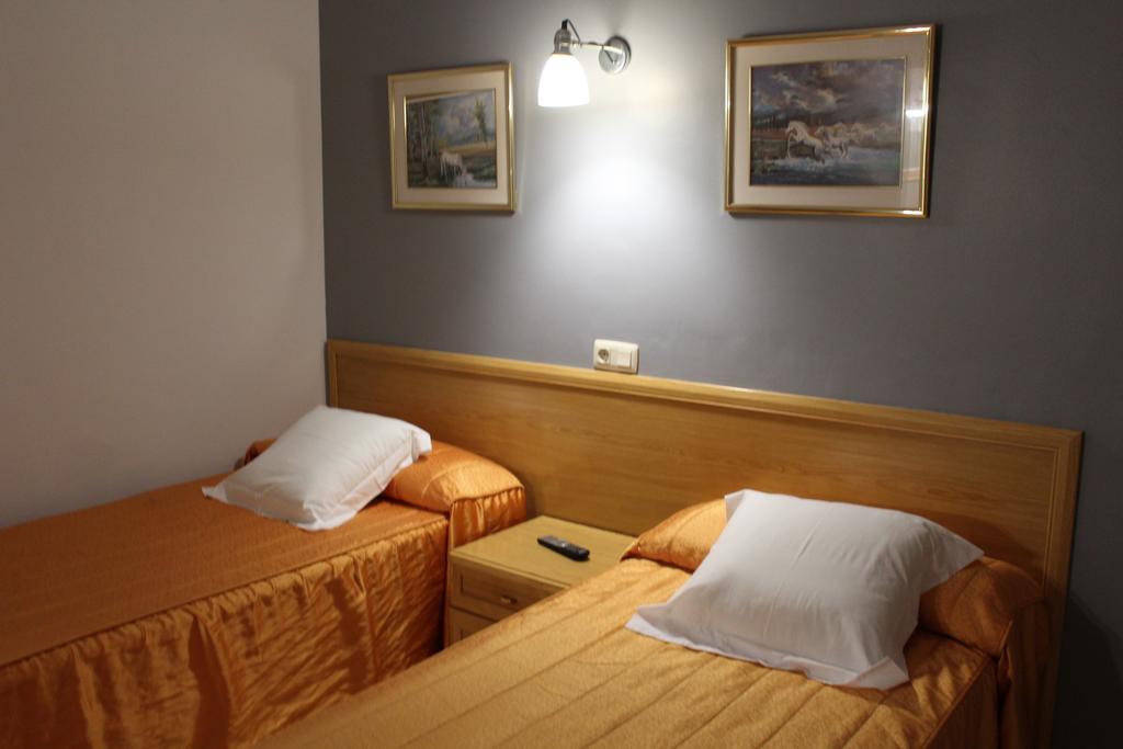 Hostal Montserrat Tona Exteriör bild