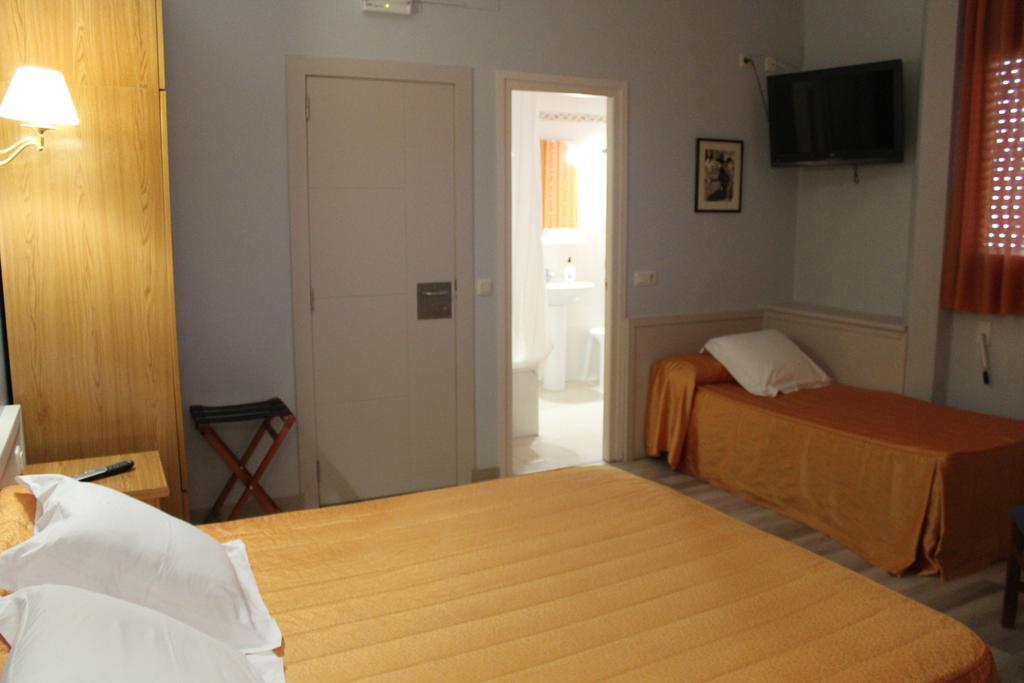 Hostal Montserrat Tona Exteriör bild
