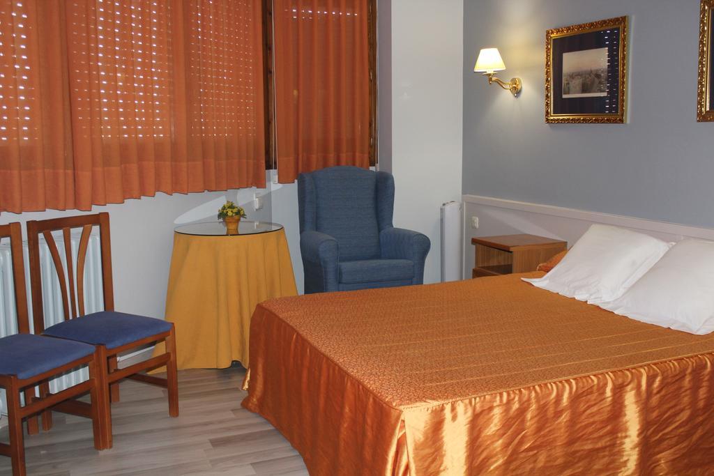 Hostal Montserrat Tona Exteriör bild