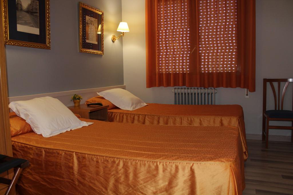 Hostal Montserrat Tona Exteriör bild