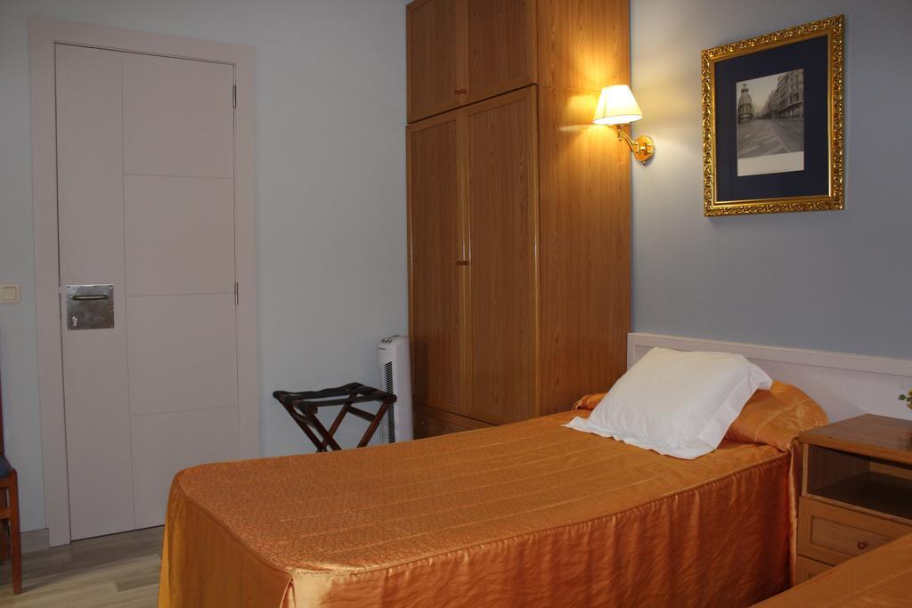 Hostal Montserrat Tona Exteriör bild