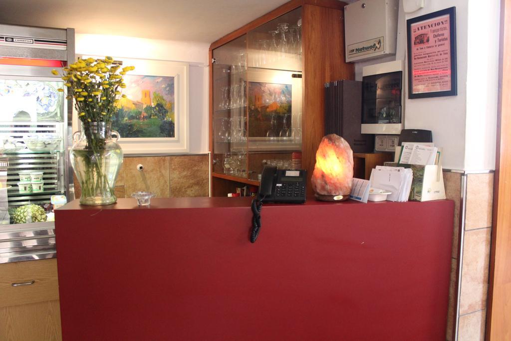 Hostal Montserrat Tona Exteriör bild