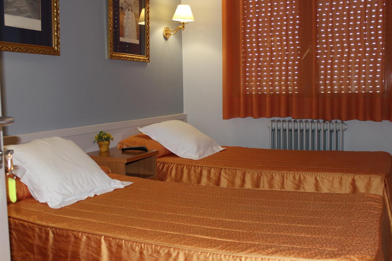 Hostal Montserrat Tona Exteriör bild