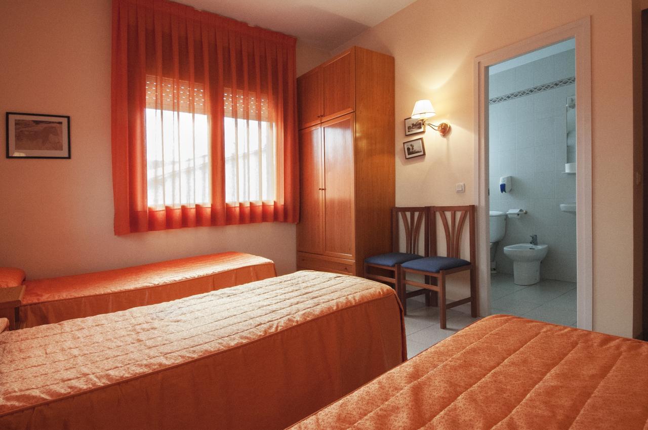 Hostal Montserrat Tona Exteriör bild